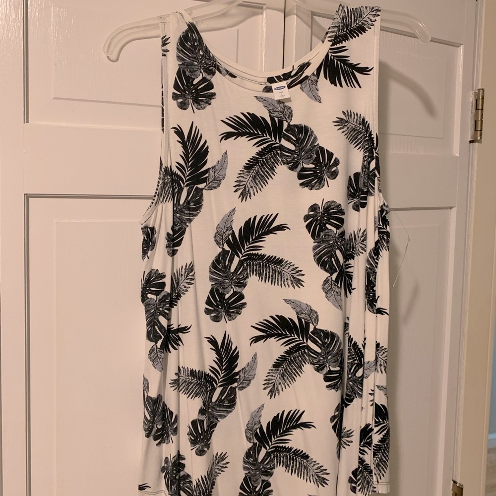 Sz L Old Navy NWT tank top. Palm leaf pattern is super cute! Very soft!